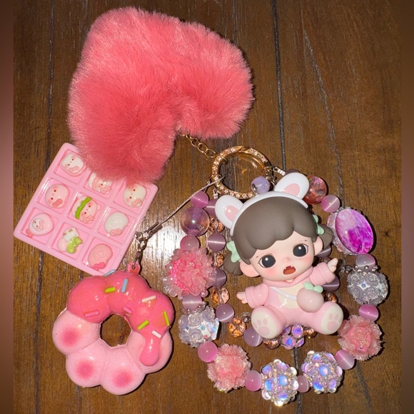 Popmart Zora bag charm. - Picture 4 of 5